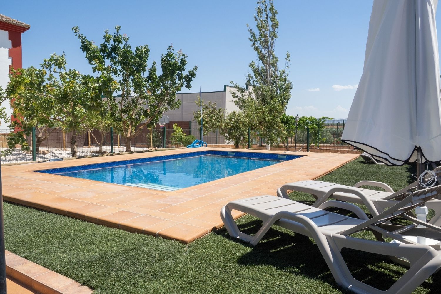 Piscina de Casa Cobaleda. Casa rural completa en Antequera con capacidad para 14 personas