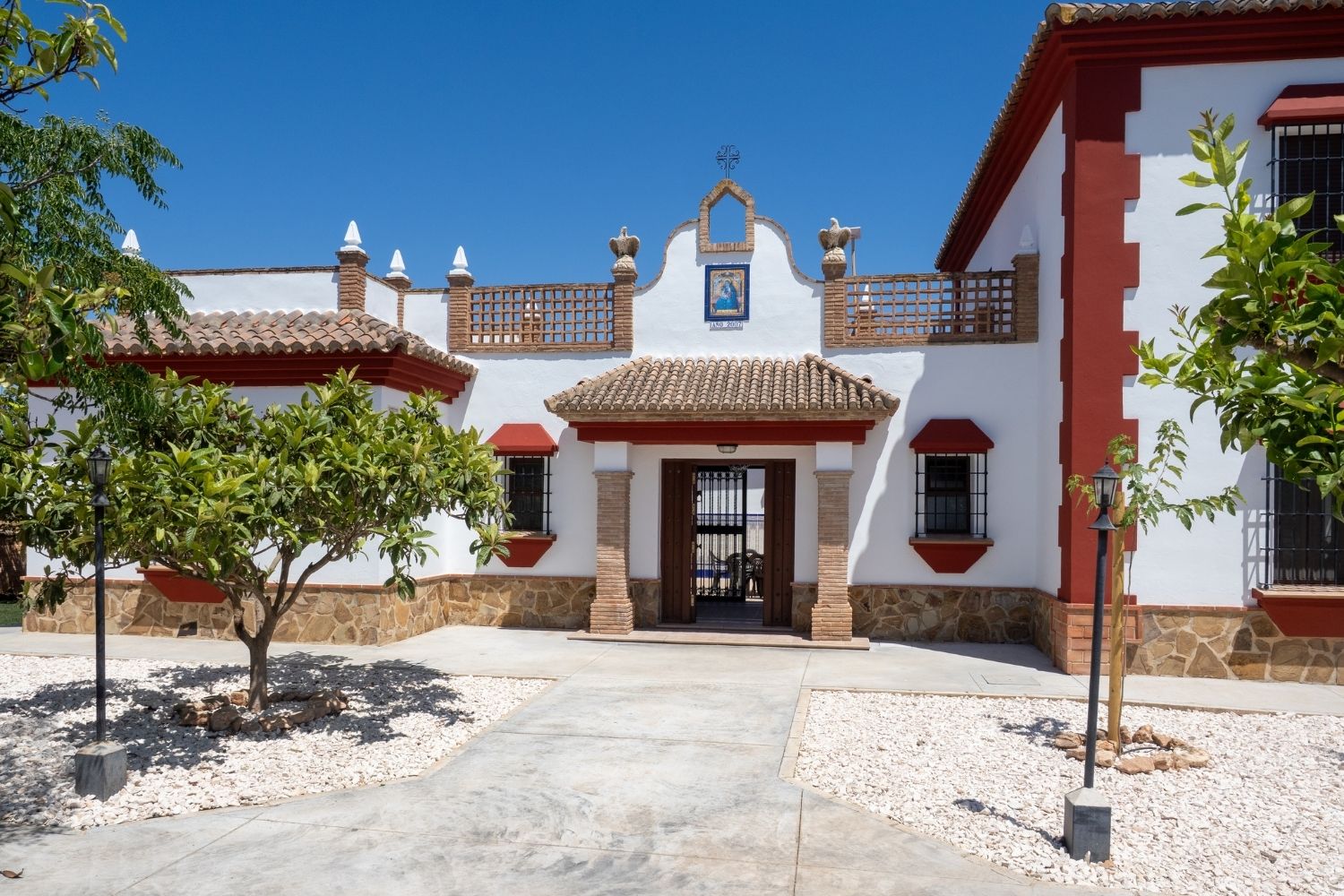 Fachada de Casa Cobaleda. Casa rural completa en Antequera con capacidad para 14 personas